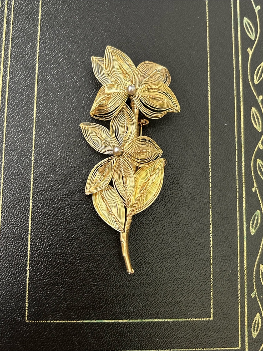 Vintage 1940s-50s Gold-Tone Wire Woven Womens Brooch Pin Jewelry Faux Pearl